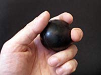 Каучуковый шарик, способный хорошо отскакивать от твердой поверхности.