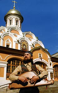 Андрей Байкалец поет у храма