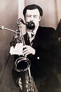 Юрий Чугунов играет на саксофоне