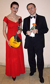 Дуэт  «PrimaVera». Вера Махан (Трусова) с домрой  и гитарист Дмитрий Татаркин после выступления.