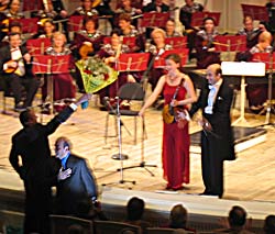 Domrist Vera Makhan in Tchaikovsky Hall with Ossipov's orchestra . At the right - N. Kalinin