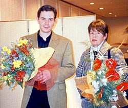 Евгений Шабалин и пианистка Наталья Роботова с цветами после концерта