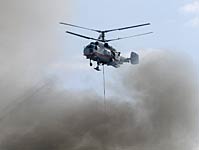Пожарный вертолет за работой