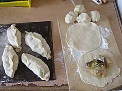 Все этапы от раскатывания теста до наполнения его начинкой и залепливания пирожков.