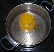 Растапливаем масло в прозрачной посуде после сливания водянистого остатка