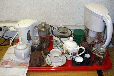 Набор различной посуды и устройств для приготовлени и заваривания чая и других напитков.