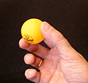 Шарик для пин-понга. Отличный спортивный снаряд для развития ловкости и подвижности пальцев рук.
